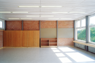 Doppelseitiges belichtetes Klassenzimmer, neue Fenster, helle Decken und speziell optimierte Beleuchtung (© Hannes Henz, Zürich)